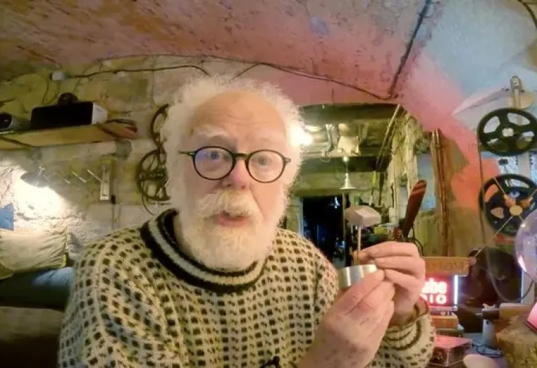 Profesör Simon Holland